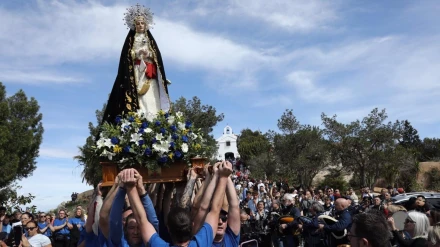 Romería al CalvarioCartagena sigue a la Virgen de la Soledad en la romería la ermita del Calvario. Del barrio de Santa Lucía han partido centenares de fieles este domingo, 23 de marzo, para subir al monte. Entre ellos se encontraba la alcaldesa Noelia Arroyo y el concejal delegado de Cultura, Ignacio Jáudenes.POLITICA ESPAÑA EUROPA MURCIA SOCIEDADAYUNTAMIENTO DE CARTAGENA