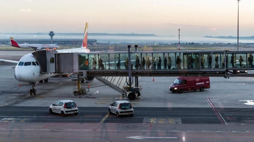 Gente embarcando en el aeropuerto Adolfo Suárez Madrid Barajas