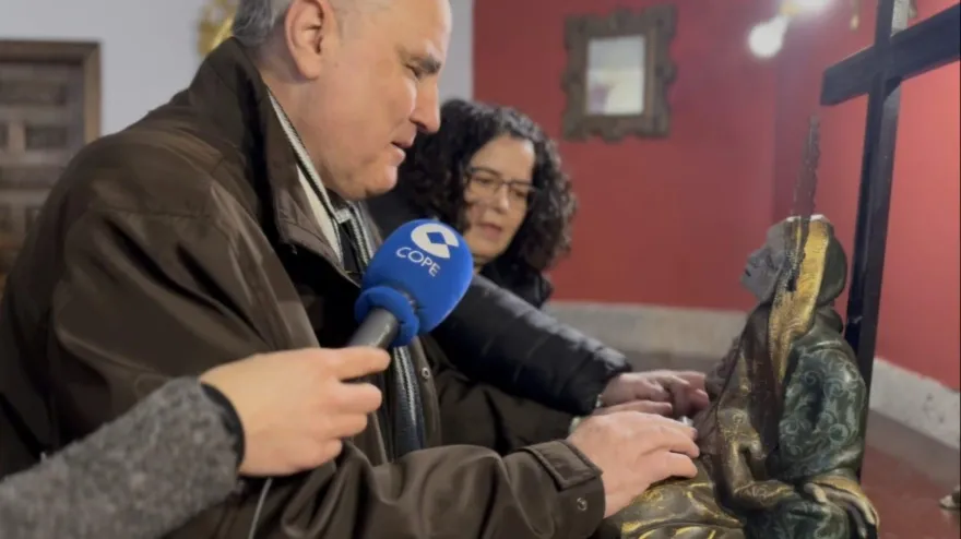 Mario, un invidente de Valladolid, que recrea la Semana Santa a través del tacto