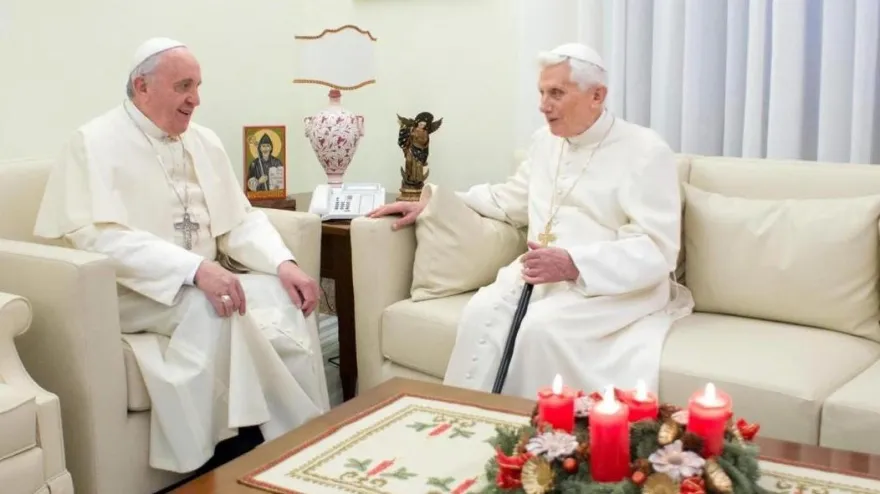 El Papa Francisco junto a Benedicto XVI