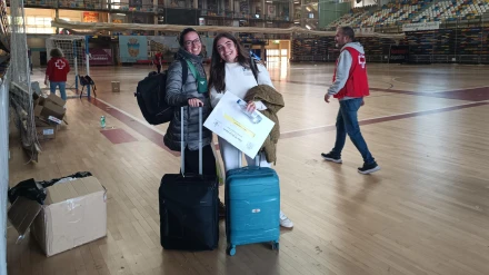 Laura y Marina, de Valladolid, en el Palacio Multiusos donde han pasado la noche