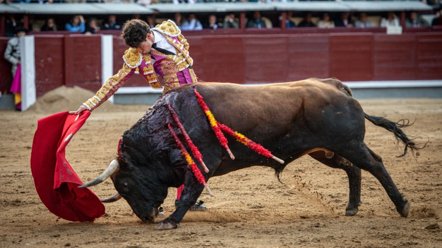 Víctor Hernández durante su faena al tercer toro de la tarde