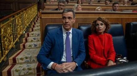 El presidente del Gobierno español, Pedro Sánchez, y María Jesús Montero, vicepresidenta primera del Gobierno español, durante su comparecencia en el Congreso de los Diputados.