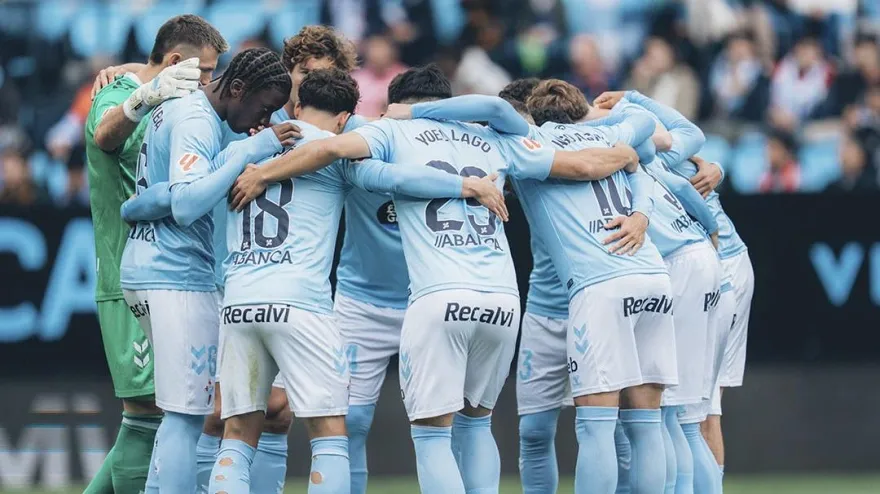 Piña de los jugadores del Celta antes de un encuentro