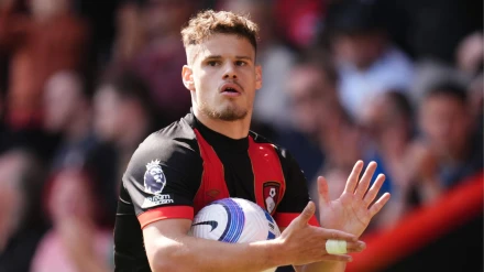Milos Kerkez, en un partido con el Bournemouth