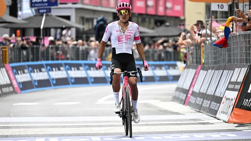 Richard Carapaz celebra su victoria en la undécima etapa del Giro de Italia.