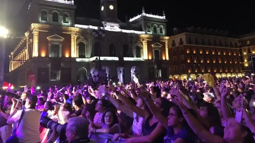 El alcalde de Valladolid, Jesús Julio Carnero, anuncia a las pregoneras de la Feria y Fiestas de la Virgen de San Lorenzo del próximo mes de septiembre