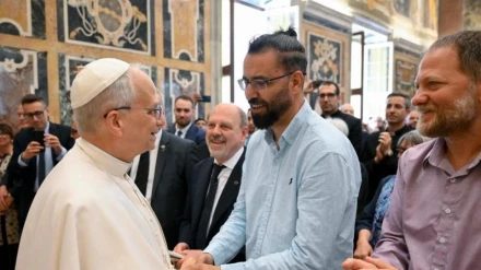 Papa León XIV junto a miembros del grupo 'Arena por la Paz' nacida en la ciudad de Verona