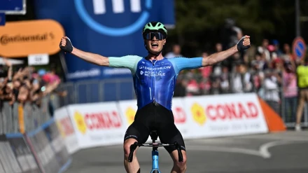 Prodhomme, ciclista del Ag2r, celebra la victoria en la 19ª etapa del Giro