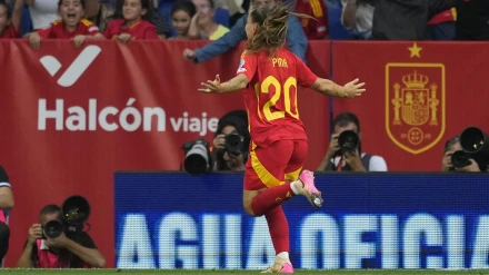 Claudia Pina celebra su gol con la selección Española
