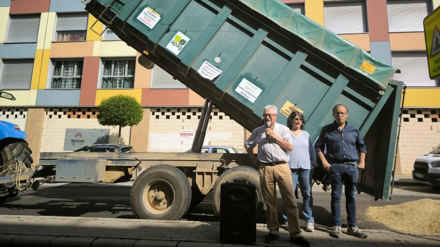 Concentración de agricultores cerealistas frente a la Subdelegación del Gobierno