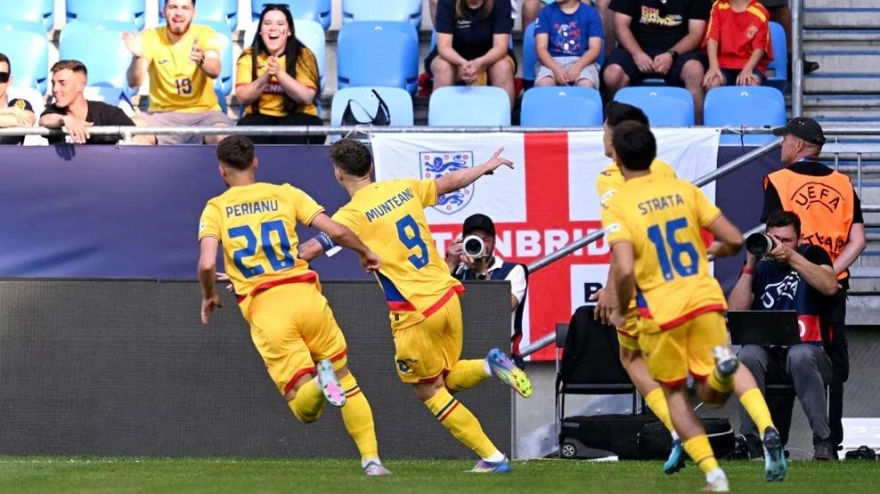 Jugadores de Rumanía celebrando el gol contra España