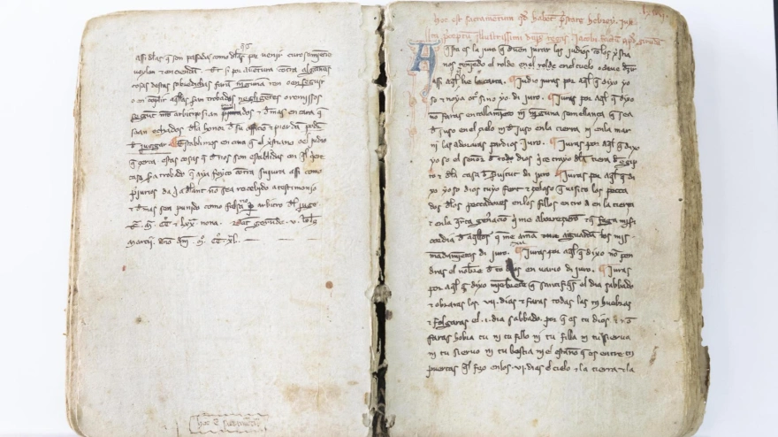 Vista de un códice en la convocatoria donde se ha dado a conocer una operación de recuperación de documentos de este tipo de alto valor histórico, este martes en el Archivo General de la Comunidad de Murcia. EFE/Marcial Guillén