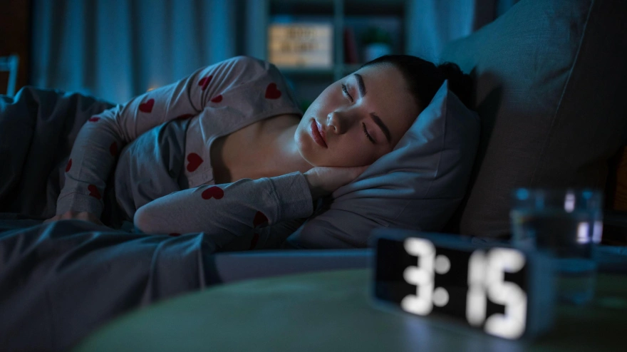 Una chica joven duerme tranquila durante la noche