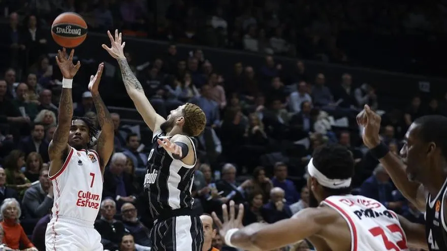 Chris Jones anota en un partido de la Euroliga 23/24