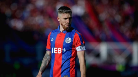 Iker Muniain jugando un partido con San Lorenzo