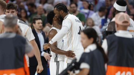 Los jugadores del Real Madrid celebran la victoria ante Valencia Basket