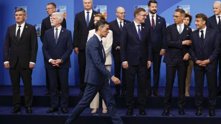 Pedro Sánchez caminando hacia su posición para la foto de la cumbre de la OTAN