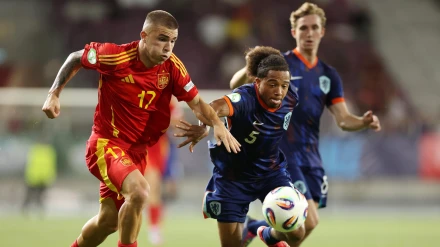 Pablo García disputa el balón con un jugador de Holanda