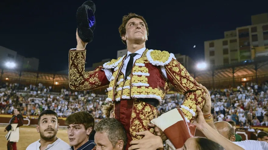 Andrés Roca Rey, a hombros este sábado en la plaza de toros de Castellón