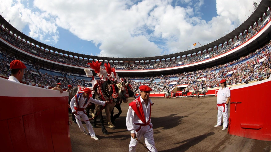 Paseíllo en la plaza de toros bilbaína de Vista Alegre
