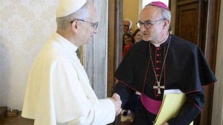 El Papa León XIV con el obispo francés Thibault Verny, nuevo presidente de la Comisión Pontificia para la Protección de Menores