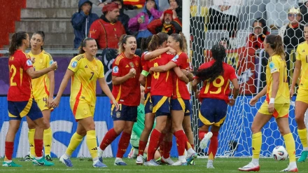 La selección española celebra el gol de Irene Paredes a Bélgica