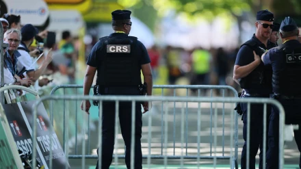Rouen (France), 08/07/2025.- French police officers secure the arrival zone of Tour de France after a police officer was attacked by a person armed with a knife during the 4th stage of the Tour de France cycling race over 174.2km from Amiens to Rouen, France, 08 July 2025. (Ciclismo, Francia) EFE/EPA/CHRISTOPHE PETIT TESSON