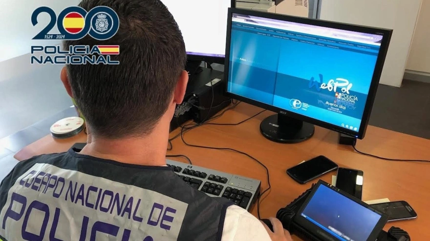 Imagen de un agente de Policía Nacional frente a un ordenador