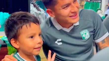 Iván Moreno junto a su fan