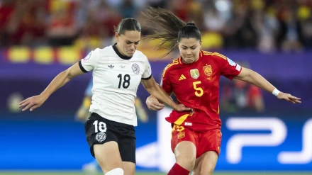 Giovanna Hoffmann intenta regatear a María Méndez durante el Alemania - España