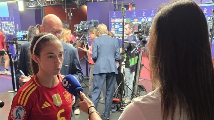 Aitana Bonmatí respondiendo las preguntas de Andrea Peláez