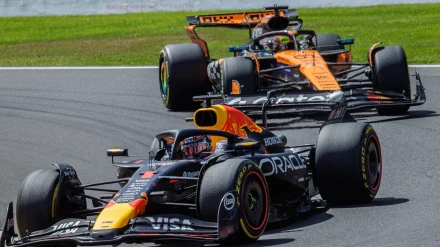 Verstappen, por delante de Piastri durante la carrera al sprint en Bélgica