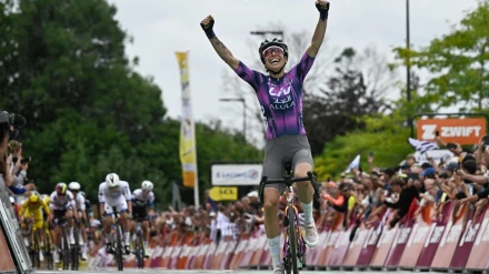 Mavi García celebrando su victoria en el Tour de Francia