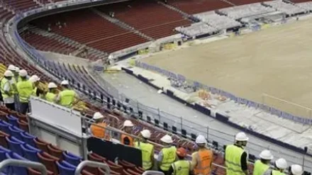 Los técnicos haciendo las pruebas en el Spotify Camp Nou