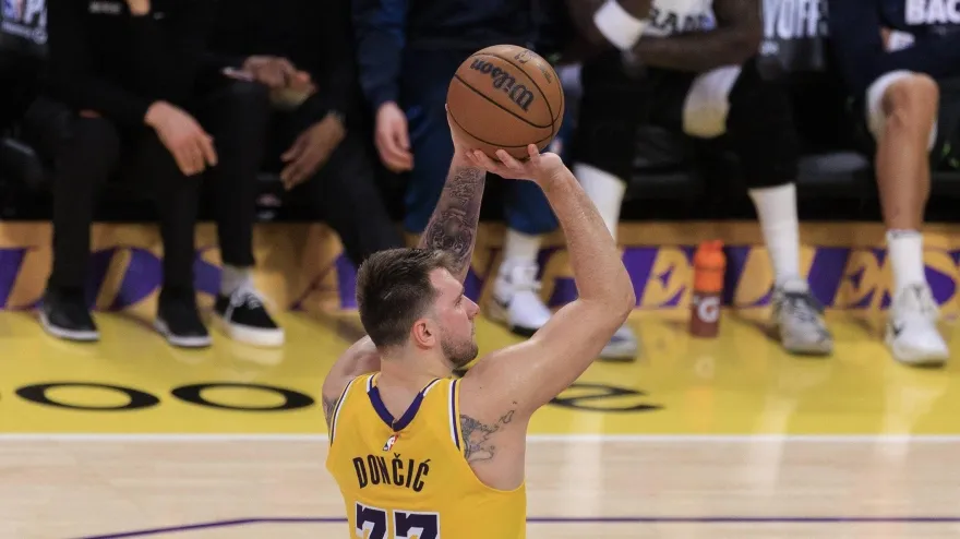 Luka Doncic tira un tiro libre en un partido con los Lakers