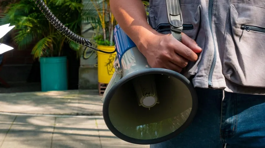 Un hombre con un altavoz