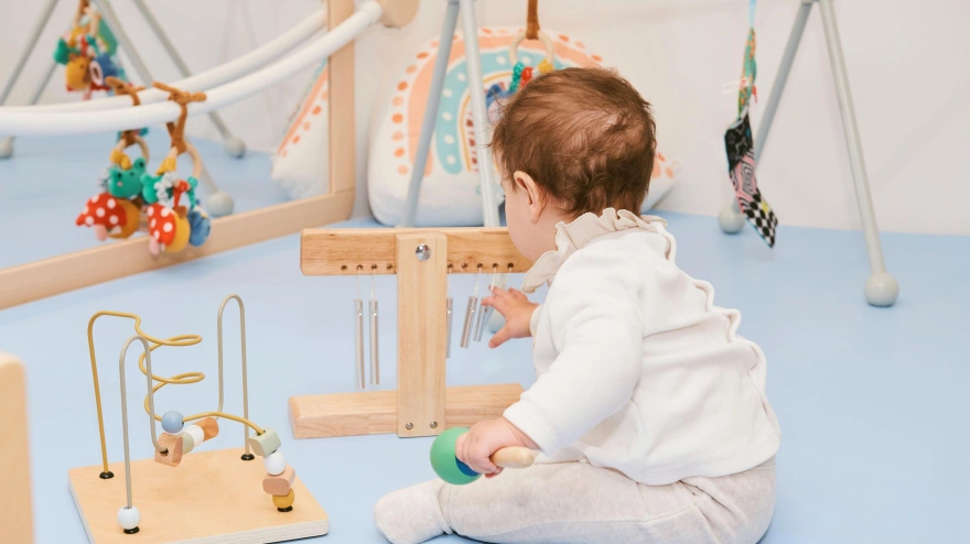 Bebé en una escuela infantil, imagen de archivo