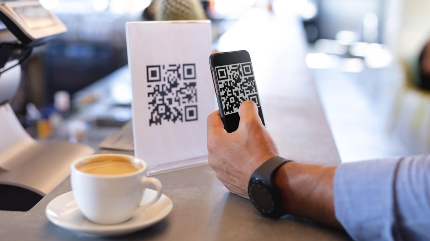 Un hombre escaneando un código QR