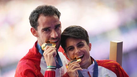 Álvaro Martín y María Pérez muerden la medalla de oro