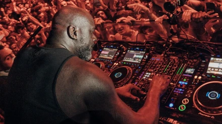 Shaquille O'Neal pinchando su sesión de techno en Pacha Barcelona