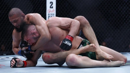 Khamzat Chimaev intenta una llave en el suelo sobre Du Plessis en el combate del peso medio.