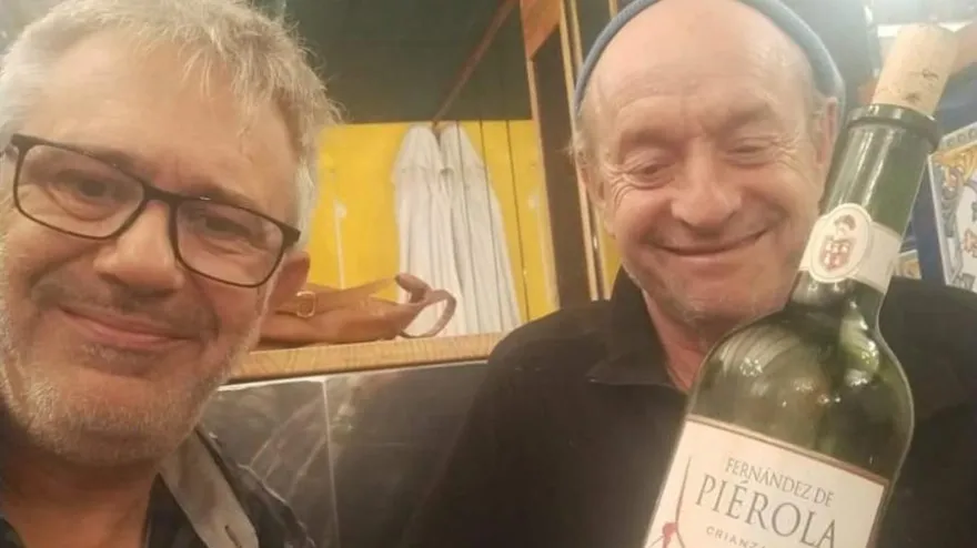 Iñaki y Toni cenando una noche de la DANA.