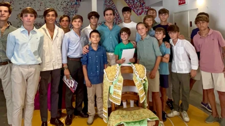 Juan Ortega junto a los miembros de su peña infantil taurina en Málaga