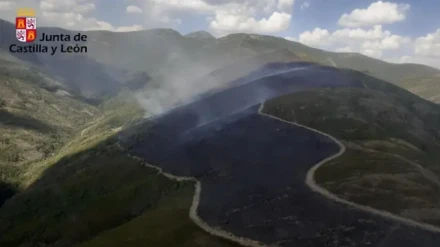Un nuevo incendio en El Bierzo (León) obliga a desalojar Colinas del Campo e Igüeña