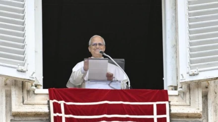 El Papa León XIV reza el Ángelus desde el balcón en la plaza de San Pedro, 24 de agosto