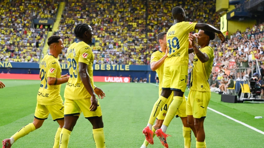 El centrocampista canadiense del Villarreal Tachon Buchanan (d) celebra el segundo gol de su equipo durante el partido de LaLiga entre el Villarreal y el Girona, este domingo en el estadio de la Cerámica. EFE/ Andreu Esteban