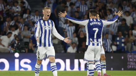 Óskarsson celebra el gol con Barrenetxea