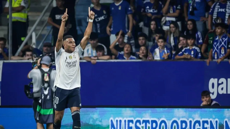 Mbappé celebra uno de los goles del Real Madrid al Oviedo