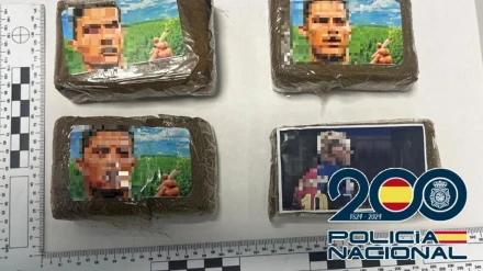 Rostros de futbolistas famosos: el sorprendente detalle que ha encontrado la policía al intervenir varias placas de hachís en MálagaLa Policía Nacional ha detenido en Ronda (Málaga) a un hombre de 47 años por su presunta responsabilidad en un delito contra la salud pública al ser descubierto en posesión de varias placas de hachís en un operativo desarrollado durante un patrullaje ordinario de uno de los indicativos de la Comisaría de dicha localidad Ronda.POLITICA CNP